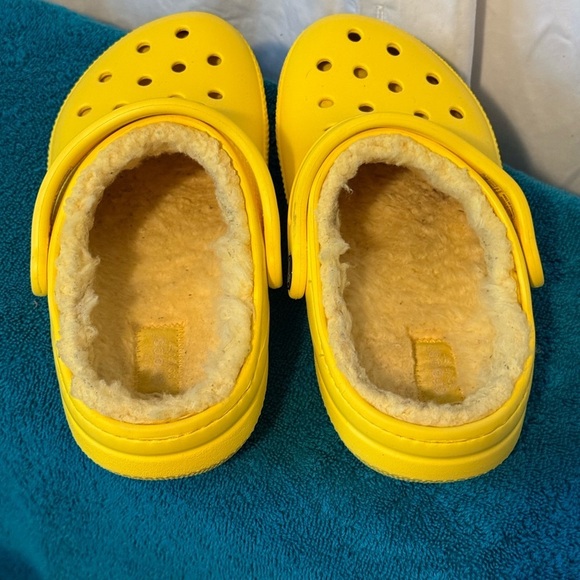 CROCS Yellow Clogs with Fuzzy Lining - Picture 2 of 9